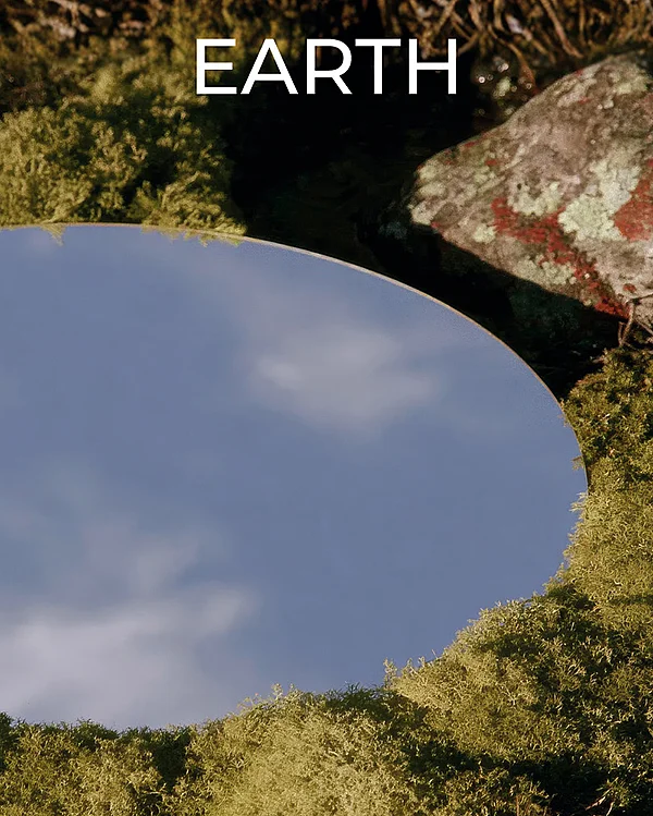 Runder Spiegel im Moos, der den blauen Himmel spiegelt, daneben ein Stein mit Flechten: Megatrend Earth
