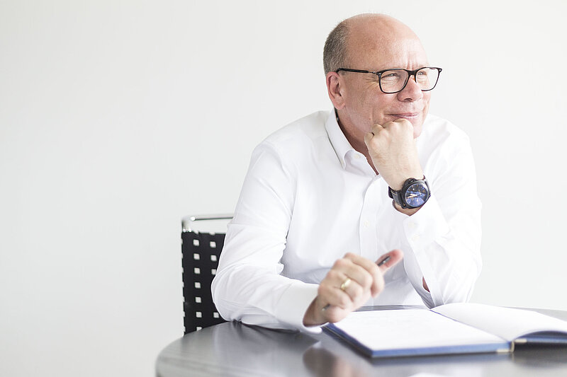 Mitarbeiter sitzt am Schreibtisch