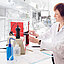 Mitarbeiterin im Labor