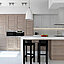 Helle, moderne Küche mit Holzfronten, weißer Kochinsel, zwei Hockern und Pendelleuchte