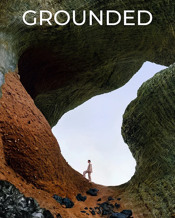 KI-generierte Felslandschaft mit Bogen aus rotbrauner Erde und Moos, darin eine kleine Person: Trend Story Grounded